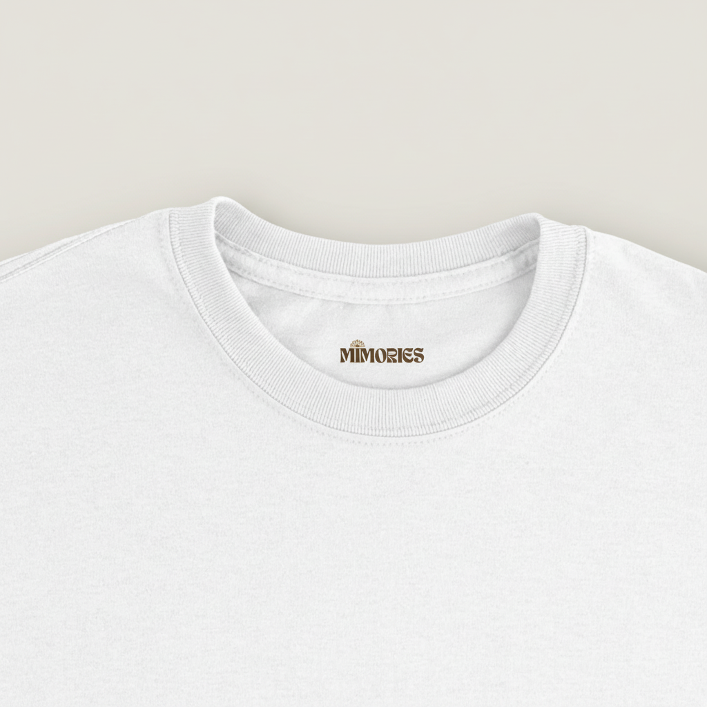 Détail du col du T-shirt blanc