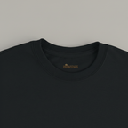 Détail du col du T-shirt noir