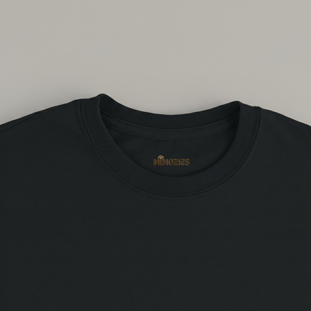 Détail du col du T-shirt noir