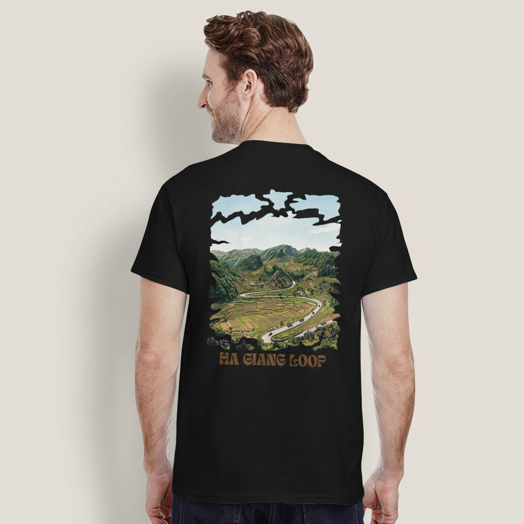 T-shirt Rizières & Montagnes couleur Light Blue porté sur fond contrasté