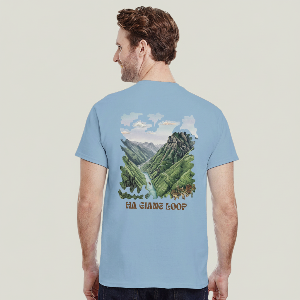 T-shirt Rivières & Falaises couleur Light Blue porté sur fond studio gris chaud uniforme