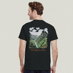 T-shirt Rivières & Falaises couleur Black porté sur fond studio gris chaud uniforme