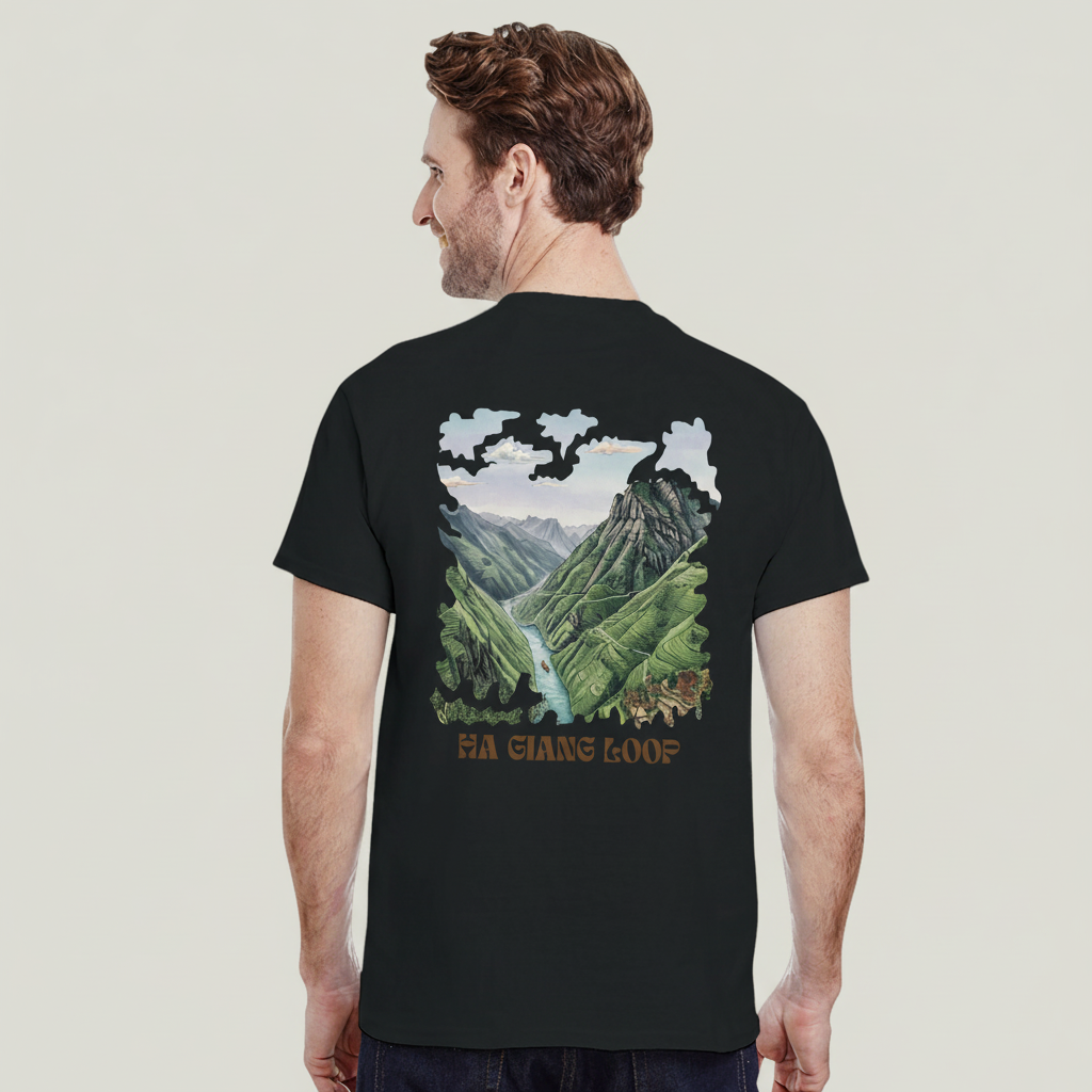T-shirt Rivières & Falaises couleur Black porté sur fond studio gris chaud uniforme