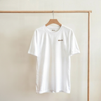 Vue de face du T-shirt L’ombre des Géants couleur White sur fond contrasté