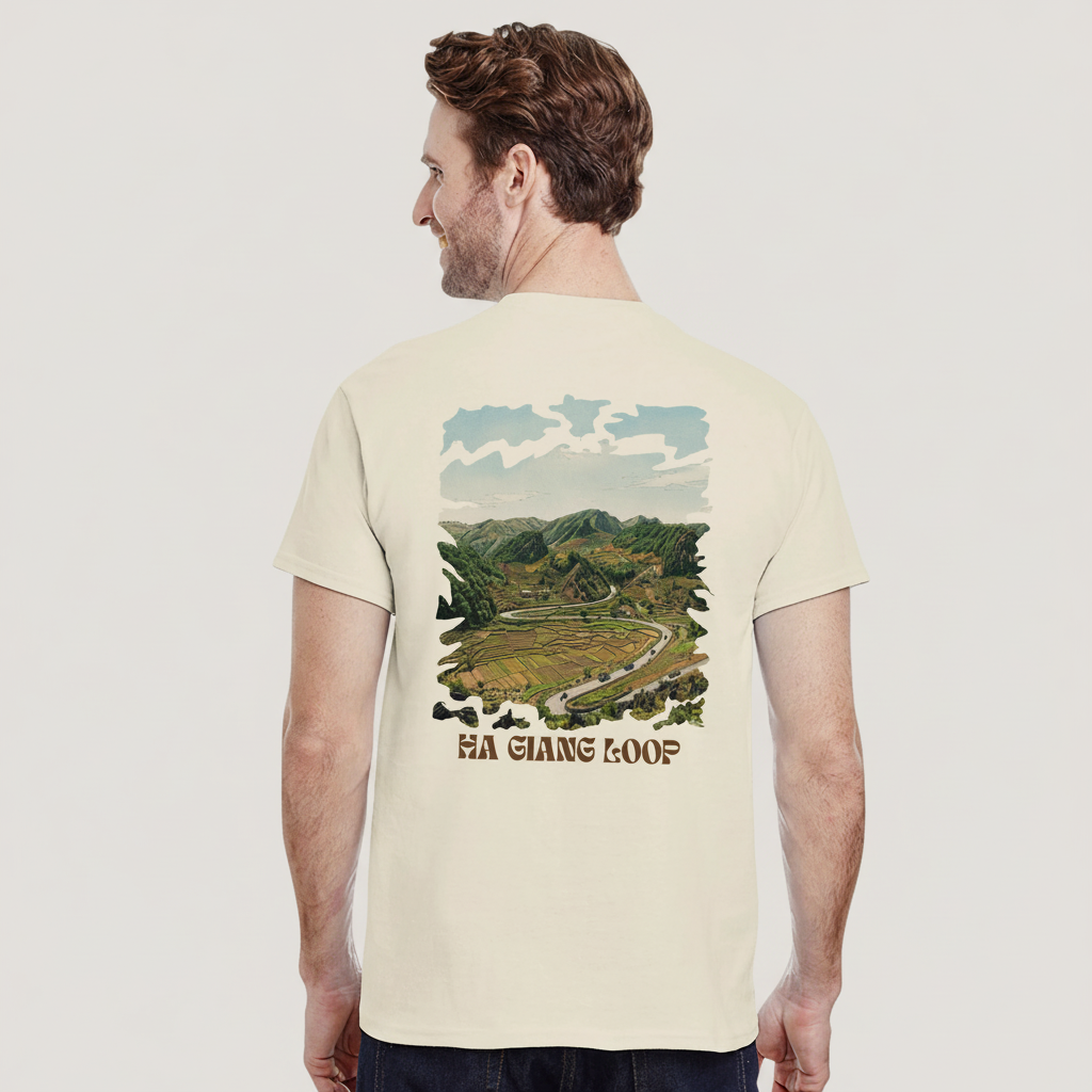 T-shirt Rizières & Montagnes couleur Natural porté sur fond contrasté